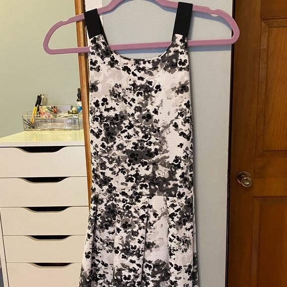 Black and White Dress - Picture 2 of 8
